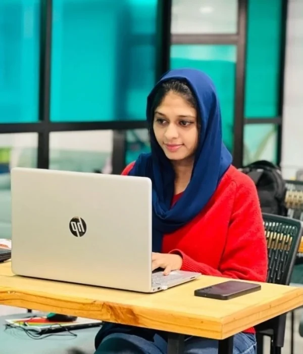 Digital marketing expert abiqa working on a laptop, providing SEO and SMM services.
